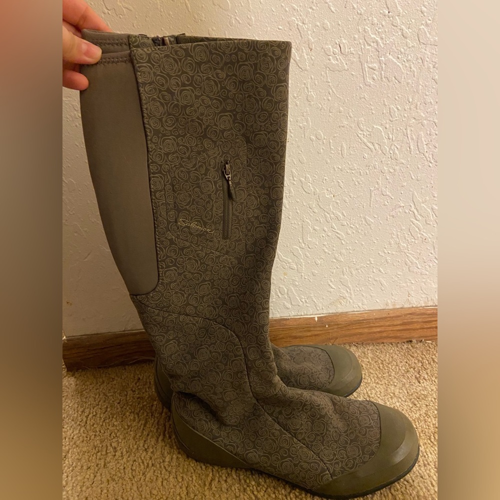 Selling these cute grey boots!